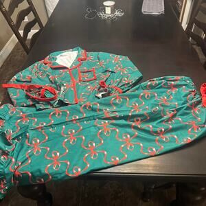 Green and red bow print